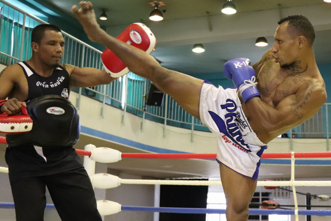 K 1 World Gp 11 3 土 祝 さいたま ジョナサン トゥフ 必殺トルネードキックで城戸康裕を倒す 自分はただのファイターではなく 格闘技のアーティストだ 私が持っているすべての技を試合でお見せしよう K 1公式サイト